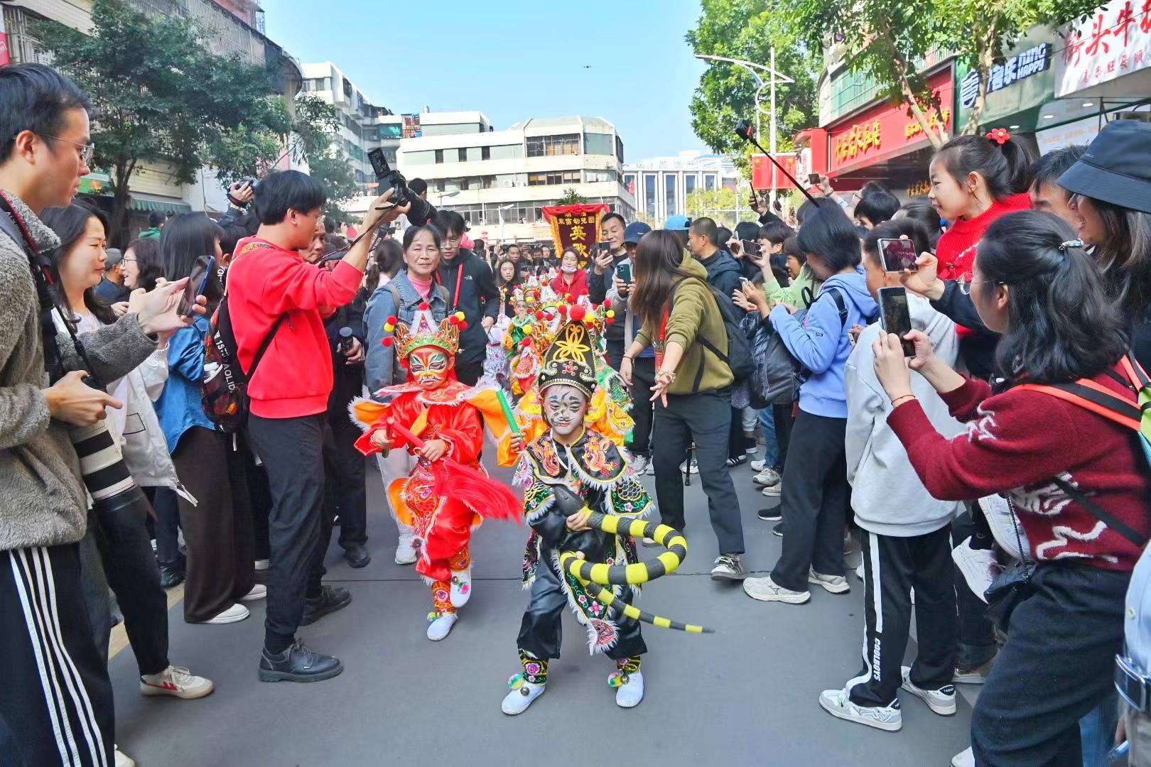 潮汕英歌舞春节巡游演路训现场，舞动新春，传承文化魅力