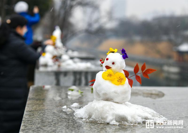 河南多景区雪人开道扫雪，冬日旅游新景象