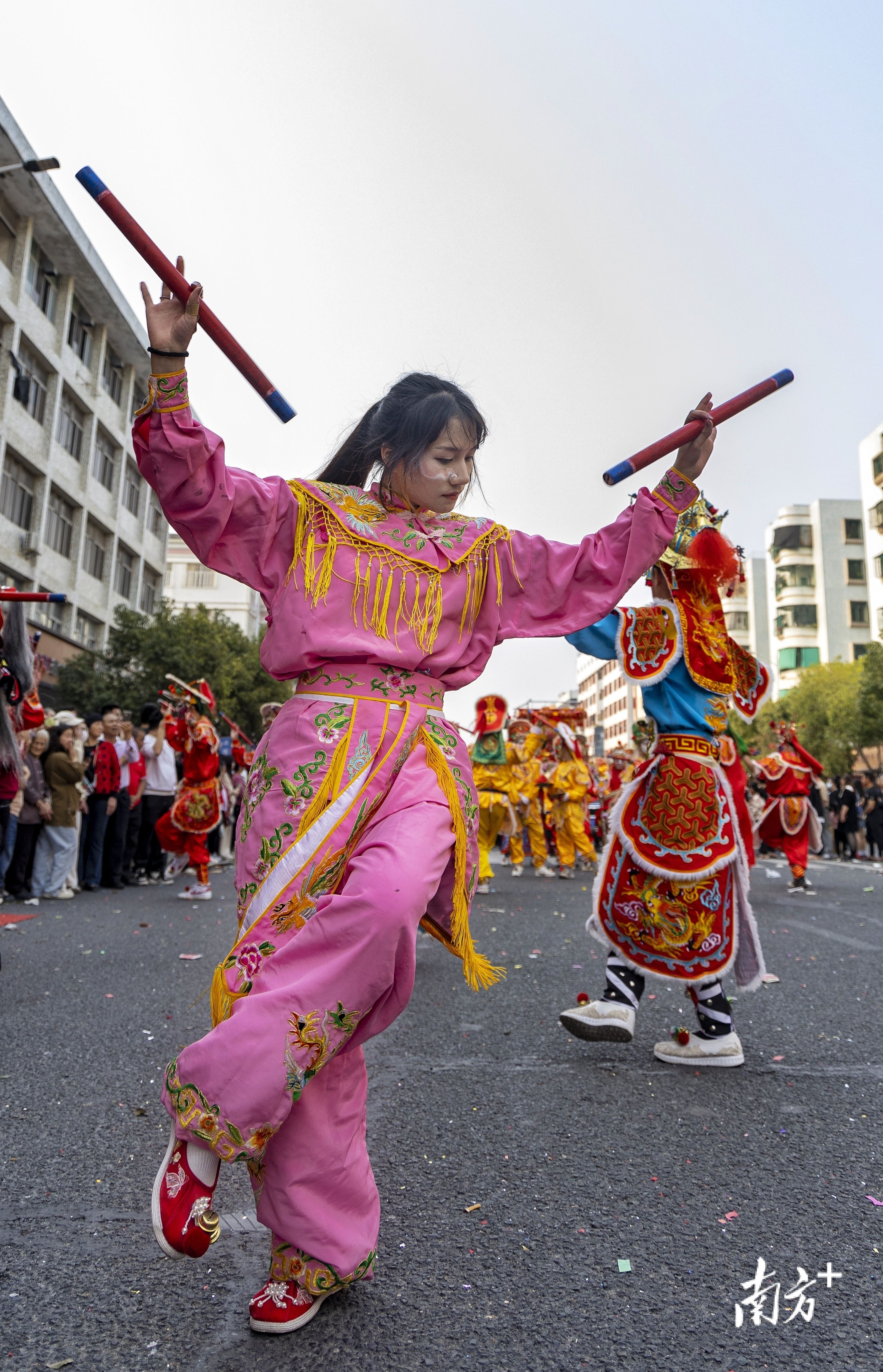 潮汕英歌舞训练现场女队员自信大方