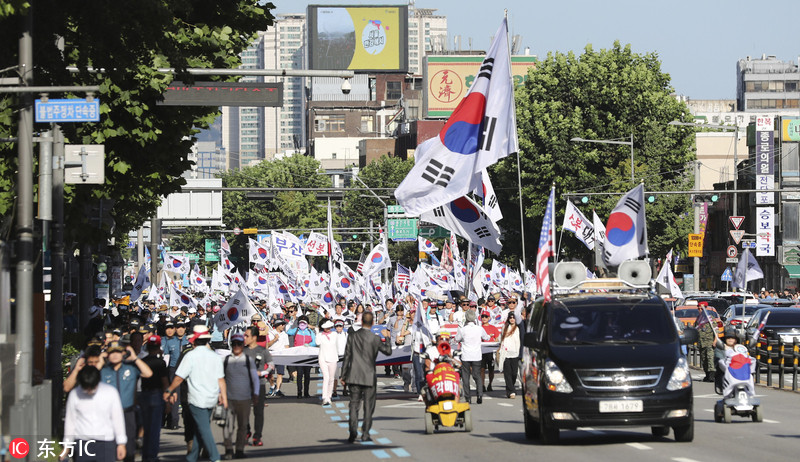 韩上万民众雨中集会要求释放尹锡悦，一场声势浩大的民主呼声