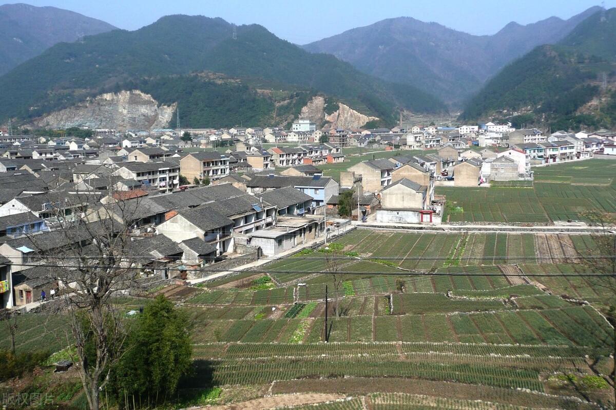 七兄弟共墙重建宅基地，团结的力量与家园重生