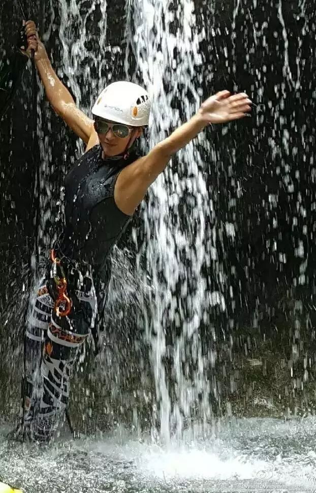 揭秘！泼水落地，真会摔死人吗？——一项关于生存极限的挑战与探讨