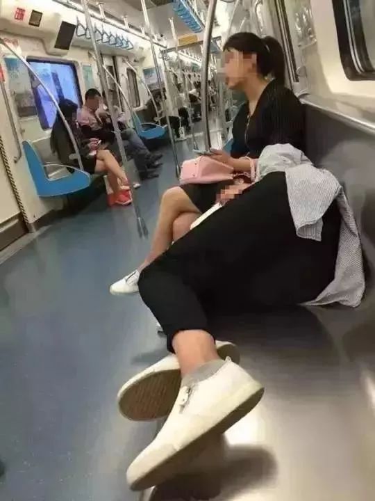 女子地铁惊现地面睡眠？专家解析背后的故事与安全隐患