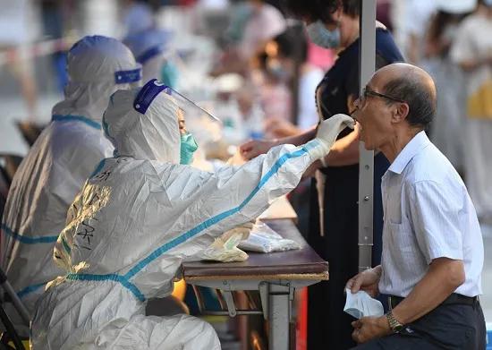 香港公务员薪酬冻结，波及特首——一场未解的悬念与挑战