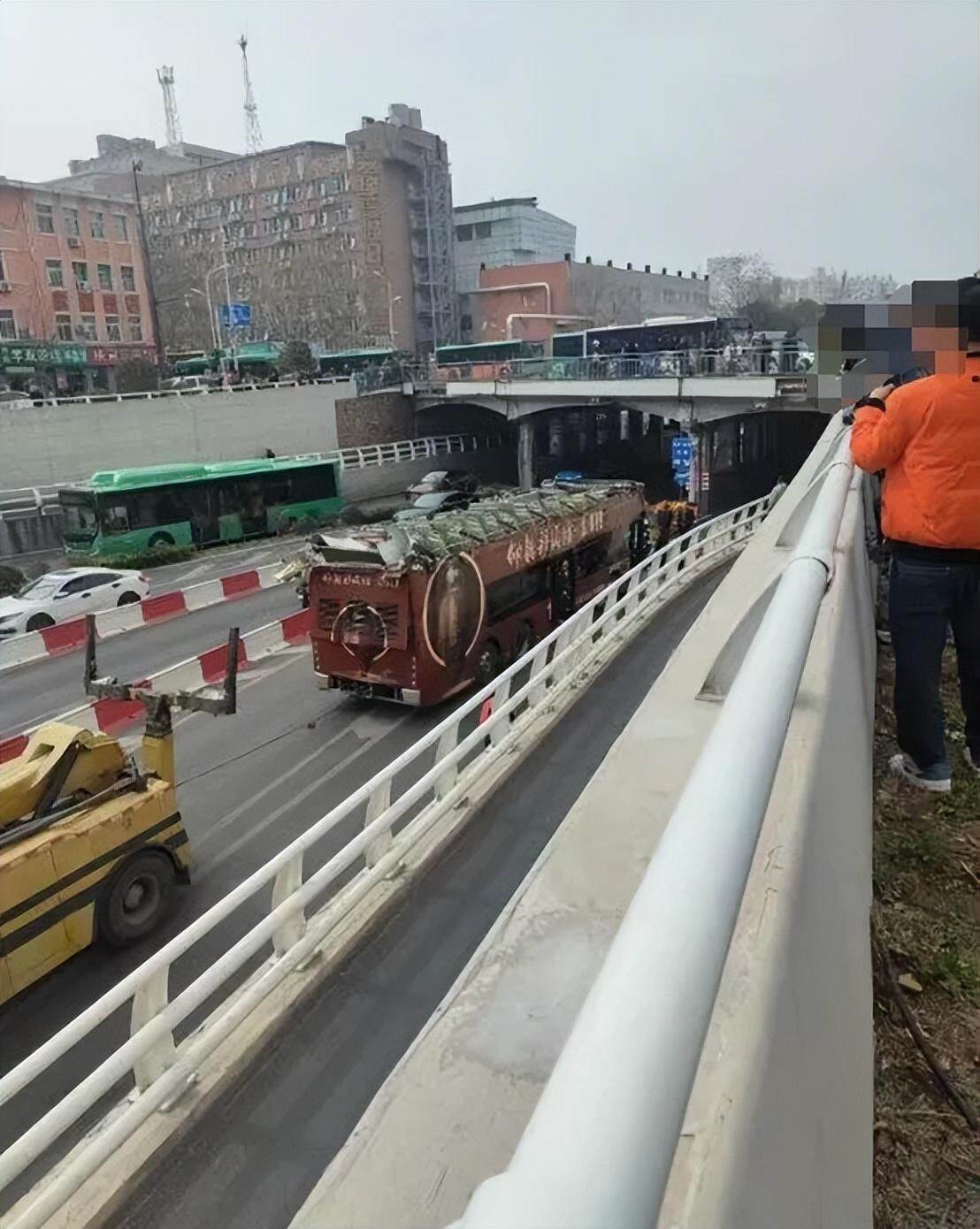 郑州惊魂事件，双层巴士误闯隧道，车顶遭削除！官方通报背后的真相究竟如何？揭秘事故内幕。