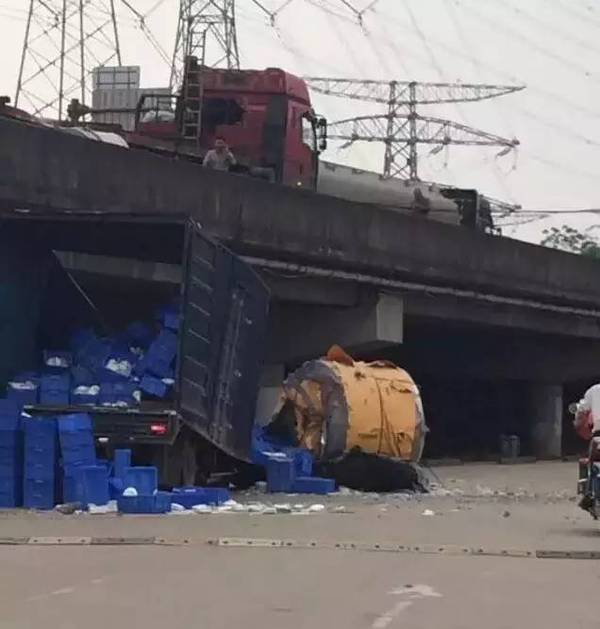 大货车遭巨型风电机叶片贯穿车厢