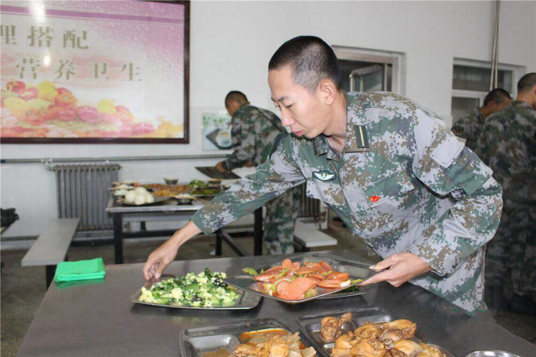 深圳机器人掌勺为入伍新兵做午餐